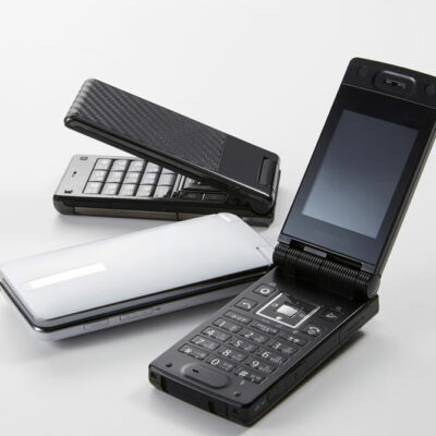 8 popular flip phones for seniors